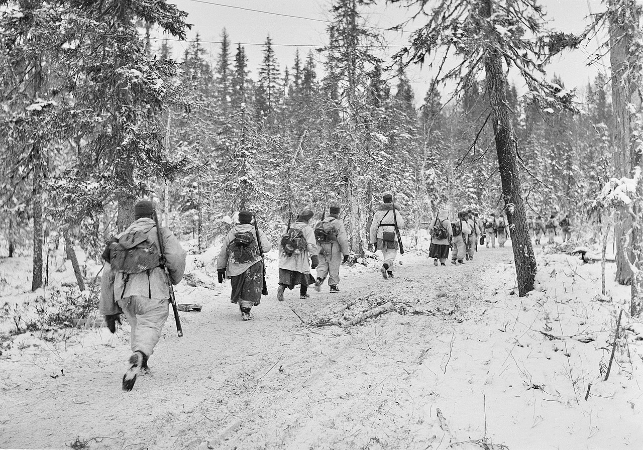 Finnish_soldiers_moving_to_Murmansk_railway.j...