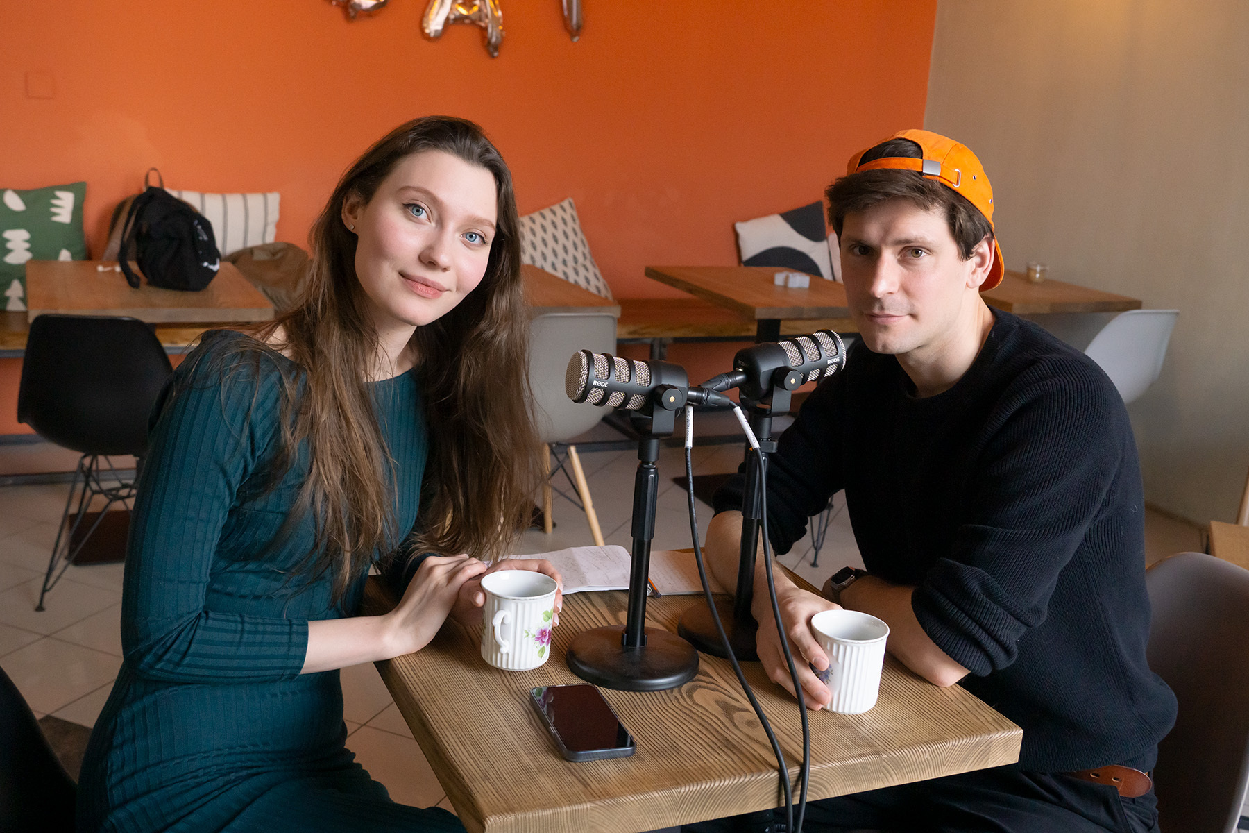 Sára Erlebachová při rozhovoru s Vítem Rolečkem v ostravském Trouble Café. Foto: Miroslav Bláha
