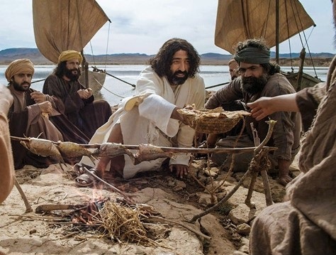 Jesus_feeding_Disciples_on_Beach7rxvv.jpg