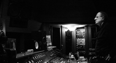 bob_in_dark_studio_small609lx.jpg