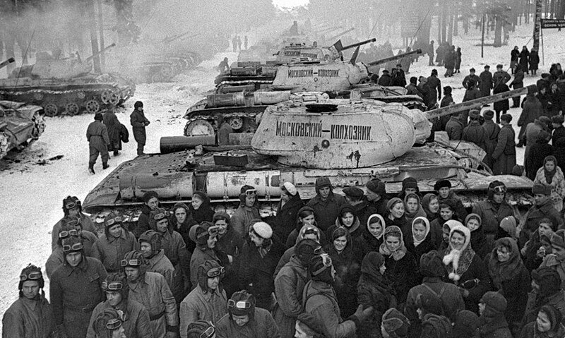 MoscowWorkers_hand_over_tanks_to_Soviet_servi...