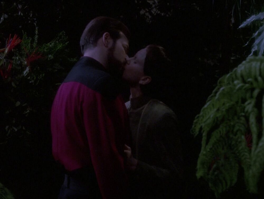 Riker_and_Soren_kiss.jpg