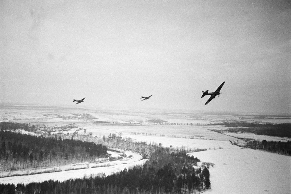 Soviet-Il-2-aircraft-near-Moscow-1941.jpg
