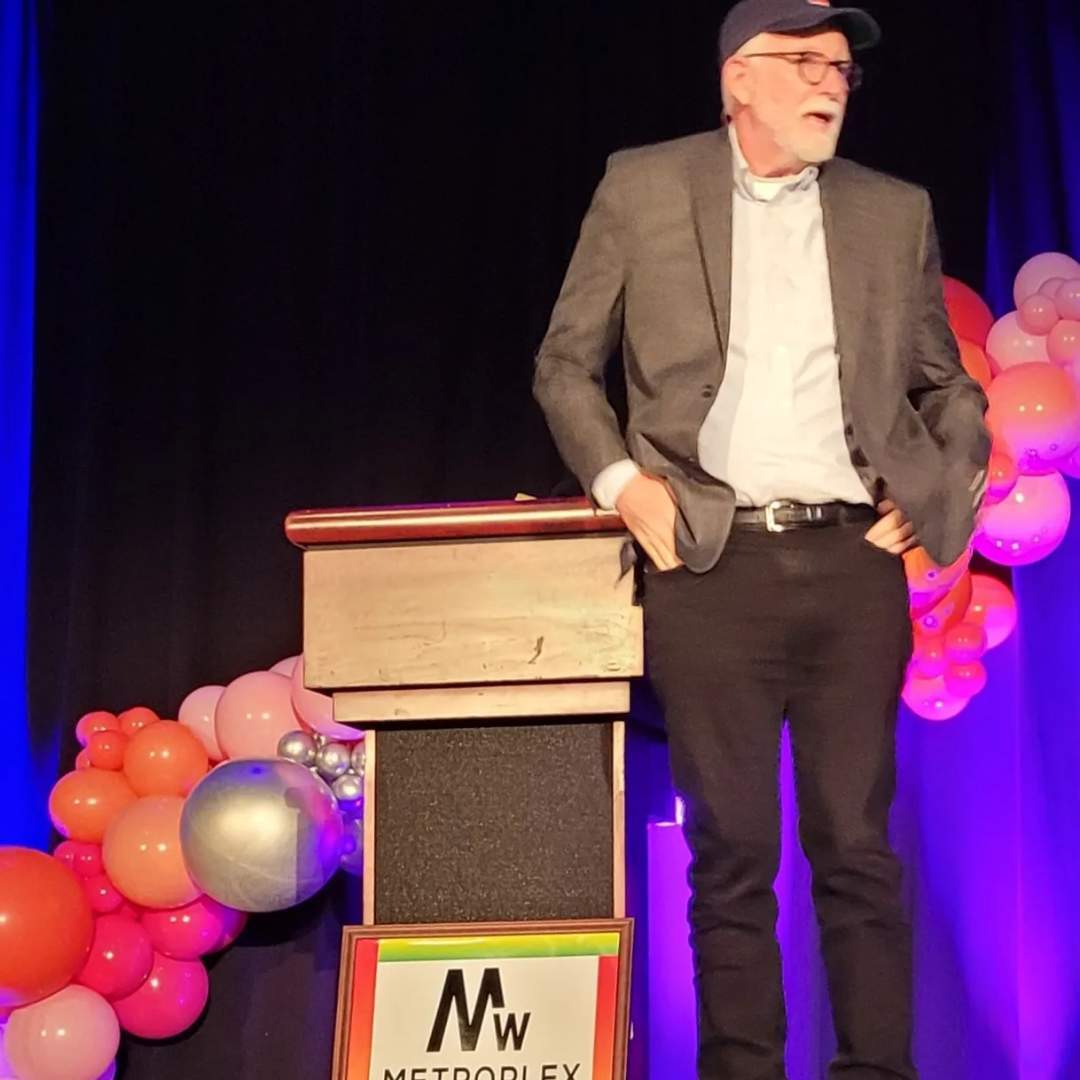 BobGoff-OnStage_looking_to_left_10-22-2294heo...